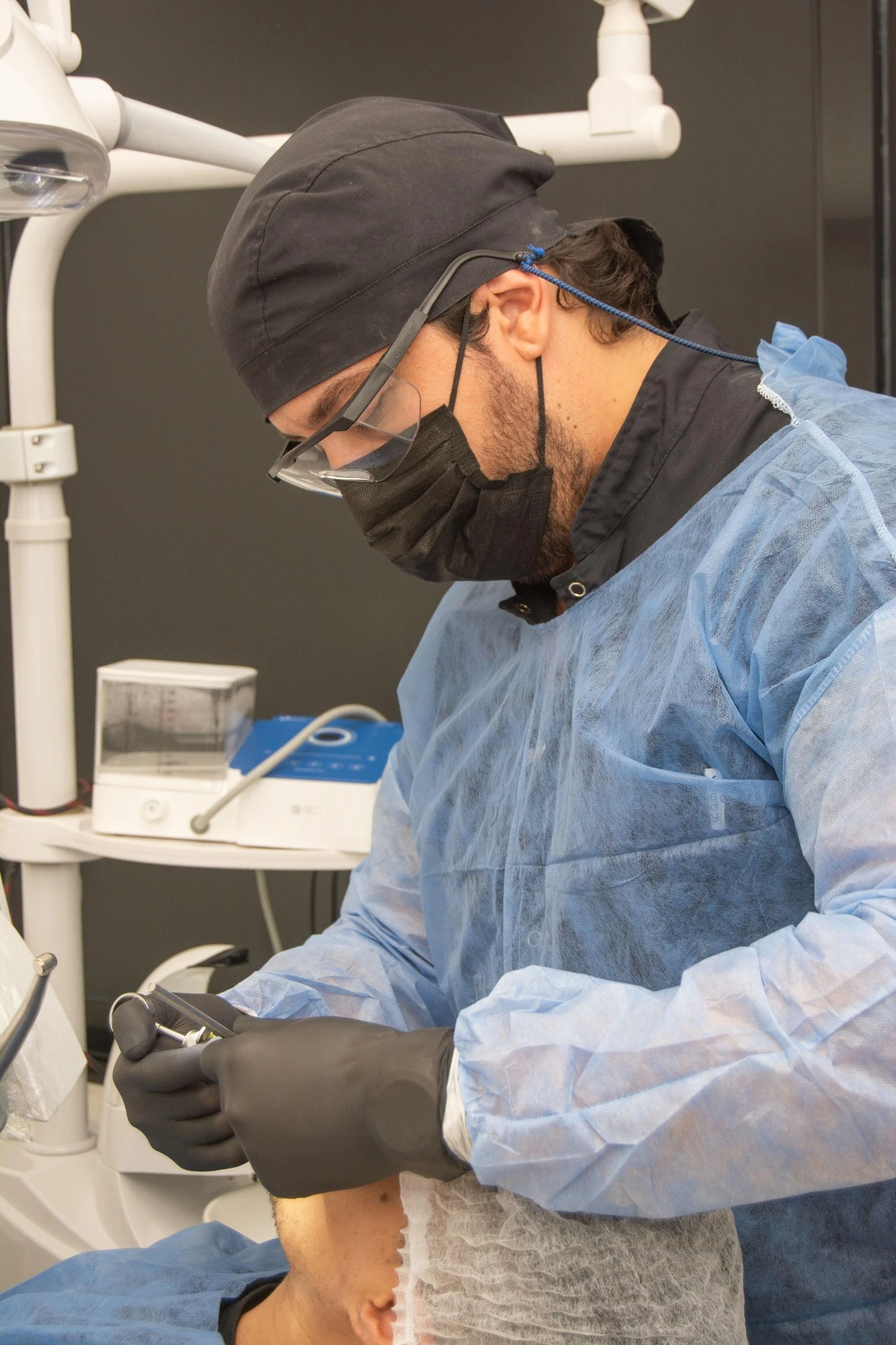 Dr. Sebastián Vallejo durante un procedimiento odontológico
