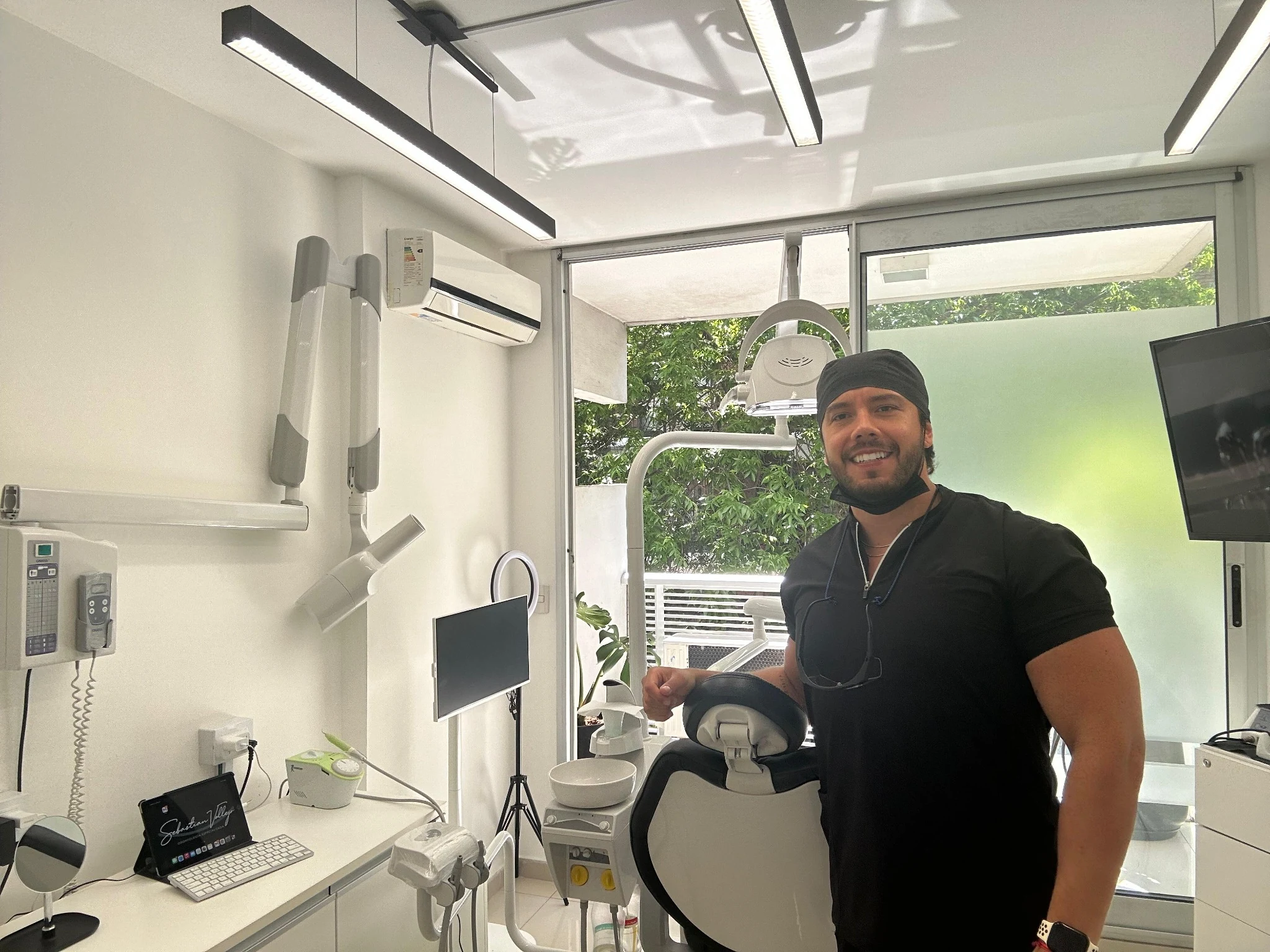 Consultorio odontológico y Dr. Sebastián Vallejo