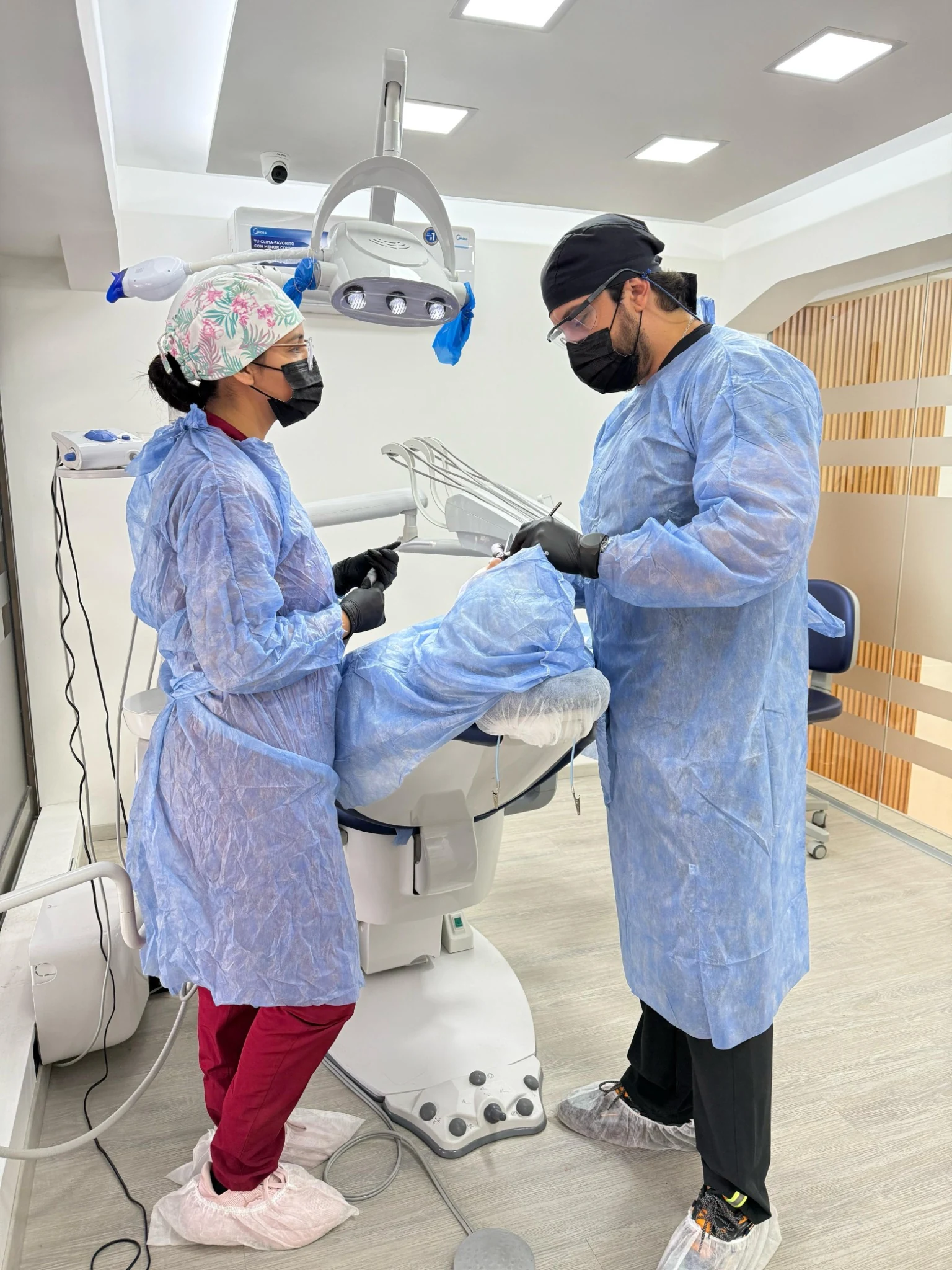 Equipo clínico durante un procedimiento odontológico