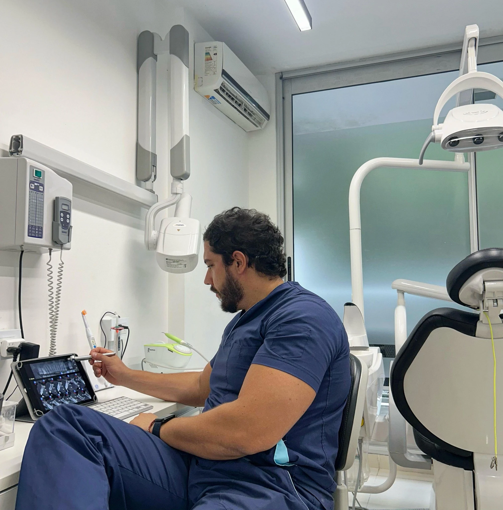 Dr. Sebastián Vallejo revisando estudios digitales odontológicos